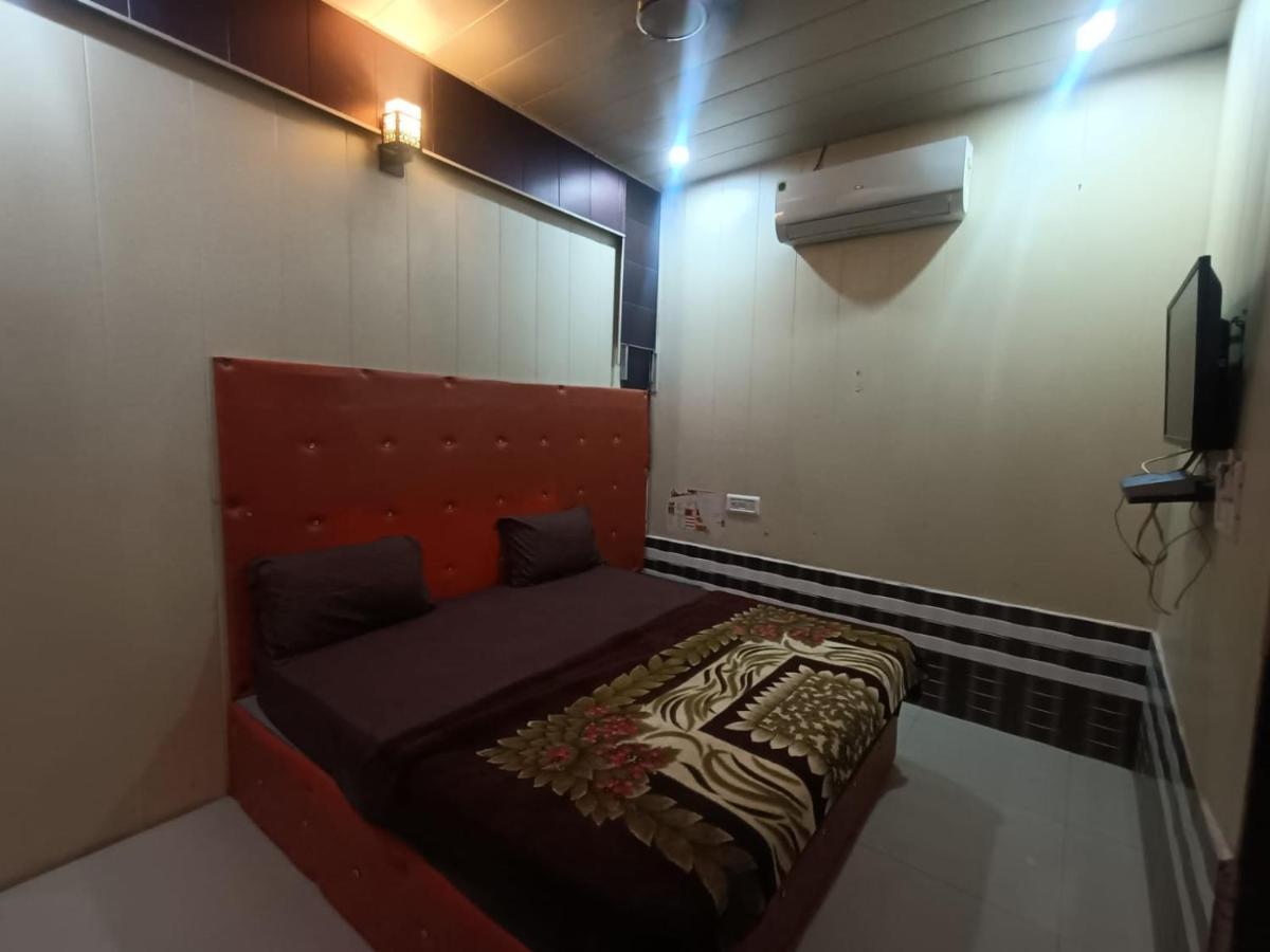 Yamnotri Dham Hotell Vrindāvan Exteriör bild