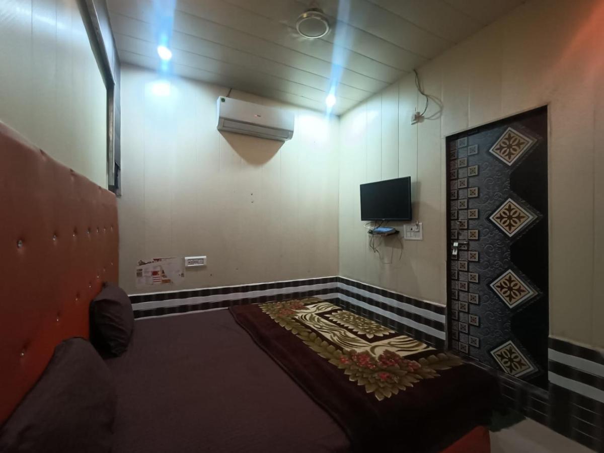Yamnotri Dham Hotell Vrindāvan Exteriör bild