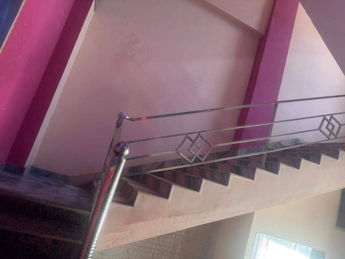 Yamnotri Dham Hotell Vrindāvan Exteriör bild