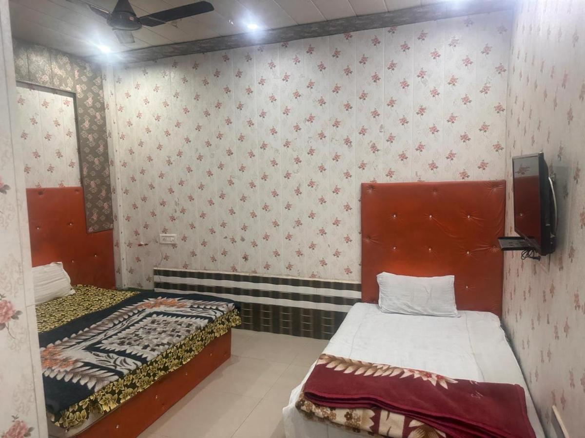Yamnotri Dham Hotell Vrindāvan Exteriör bild