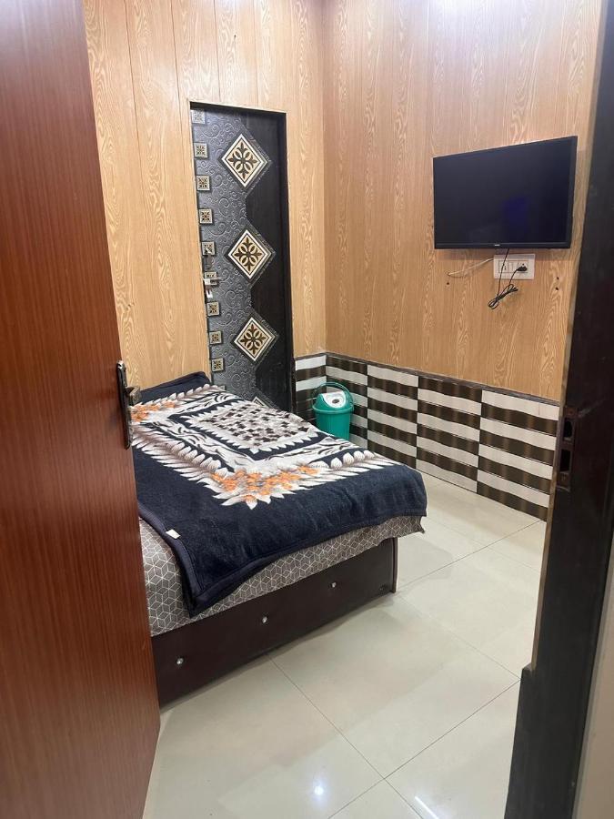 Yamnotri Dham Hotell Vrindāvan Exteriör bild