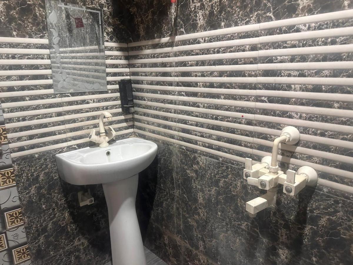 Yamnotri Dham Hotell Vrindāvan Exteriör bild