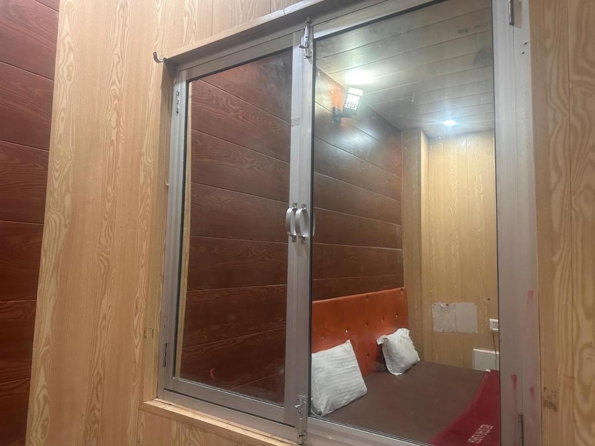 Yamnotri Dham Hotell Vrindāvan Exteriör bild