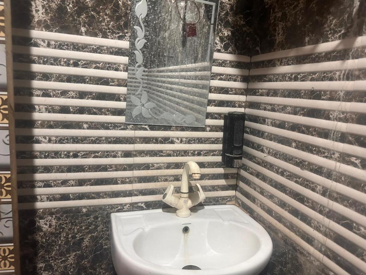 Yamnotri Dham Hotell Vrindāvan Exteriör bild