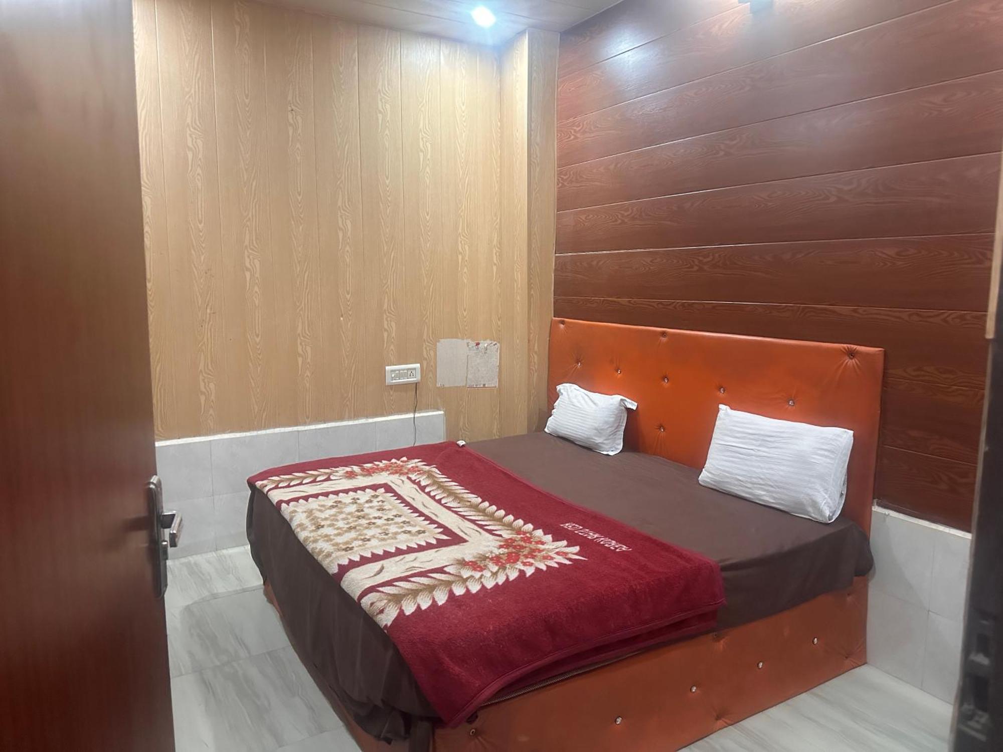 Yamnotri Dham Hotell Vrindāvan Exteriör bild